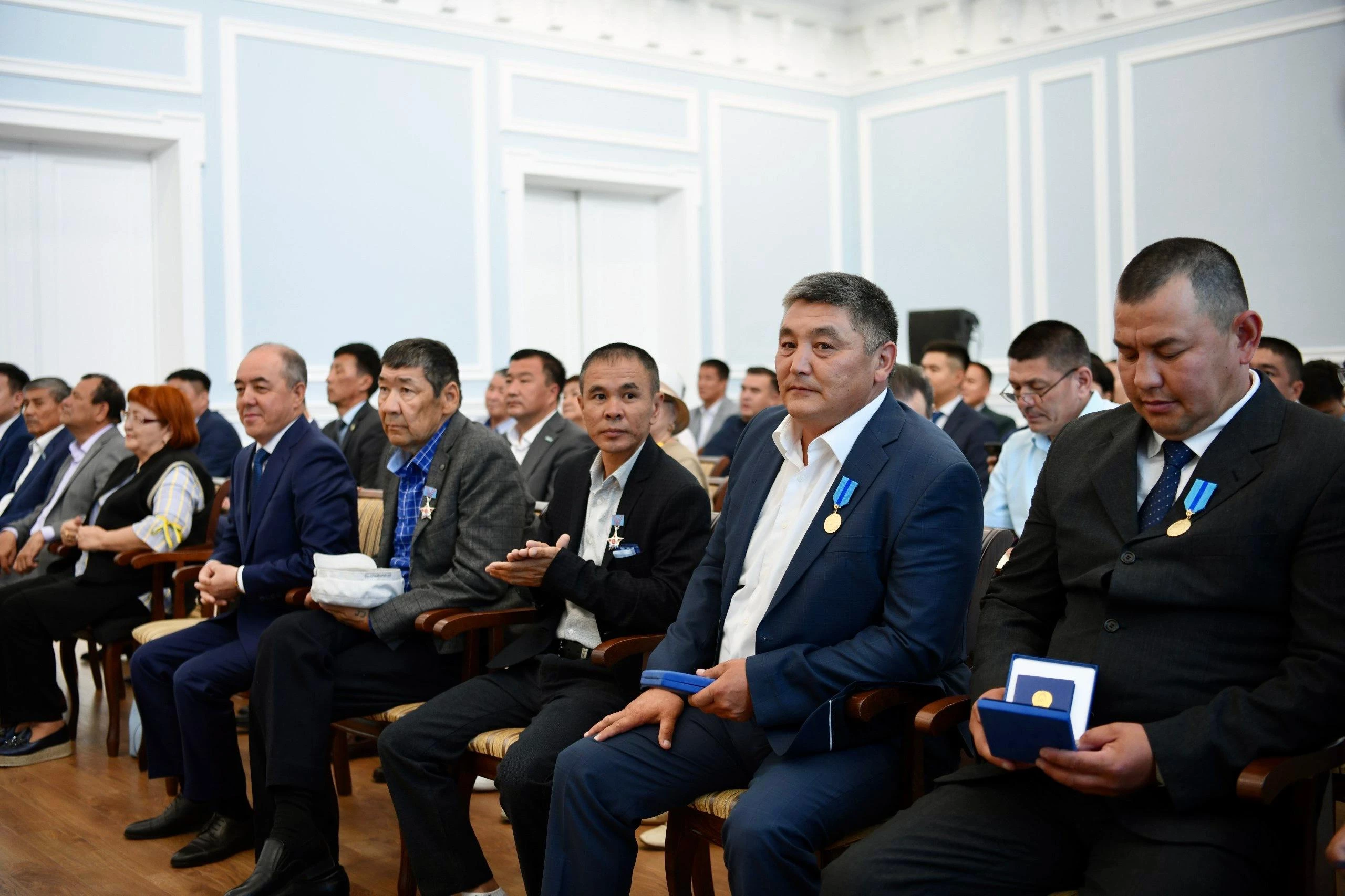 Ордена и медали вручили жителям ЗКО за помощь во время паводков